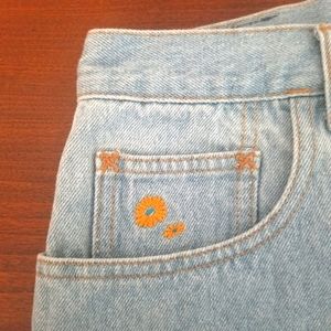 VNTG RARE Red Taps hw jean Shorts w. Flower Detail